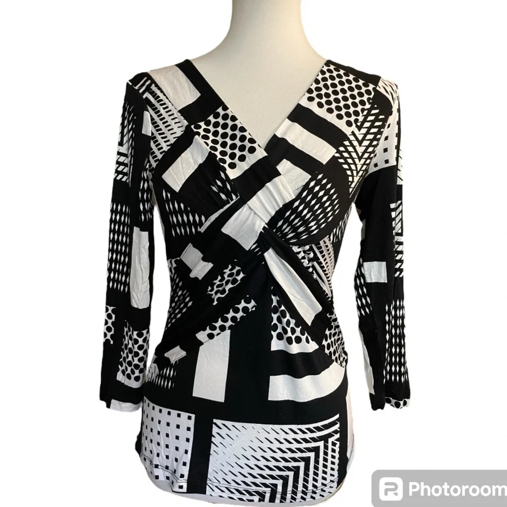 Geometric print Black and White Top NWT - Picture 11 of 11